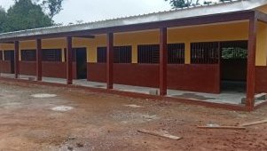 Gabon / Mékambo&nbsp;: l’État livre un bâtiment scolaire neuf,  les citoyens doivent chercher les tables-bancs