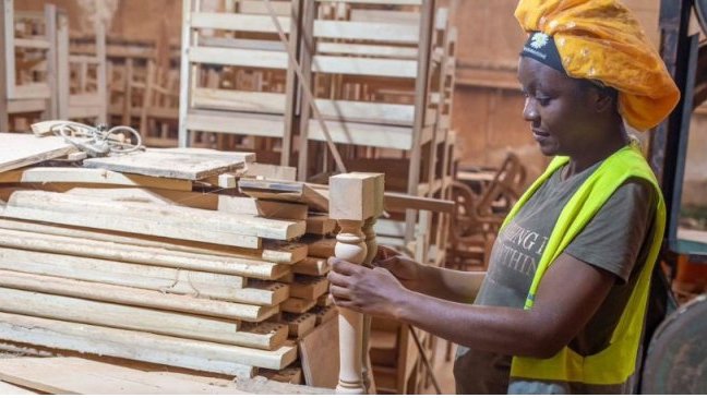 Gabon / Gyrielle Kogou Boukinda&nbsp;: une femme au cœur de la menuiserie funéraire, elle fabrique des cercueils et bouscule les préjugés