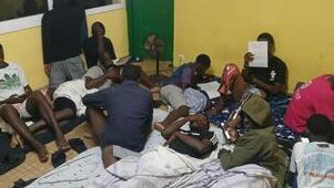 Logements saturés, cours suspendus : les étudiants interpellent le chef de l’État 