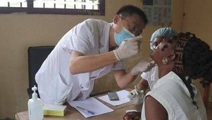 Makokou : la 26ᵉ mission médicale chinoise offre des soins gratuits à la population