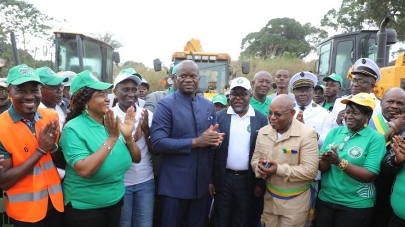 Oligui Nguema en communion avec les populations de la Nyanga