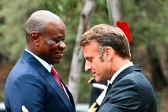 Visite du Président Macron au Gabon : diplomatie et débat autour de son accueil