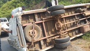 Accident sur l’axe Bifoun–Ndjolé : le véhicule émetteur de Radio Gabon finit sa course sur un talus