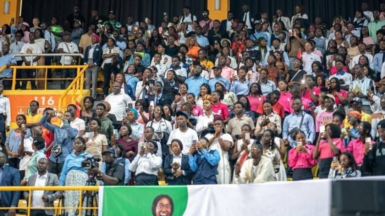 Remise des ordinateurs :   entre espoirs et frustrations chez les étudiants