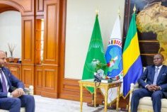 Brice Clotaire Oligui Nguema échange avec le Secrétaire général de l’OEACP