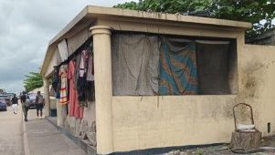 Libreville&nbsp;: un couple de personnes souffrant de troubles mentaux squatte un espace étudiant près de l’UOB